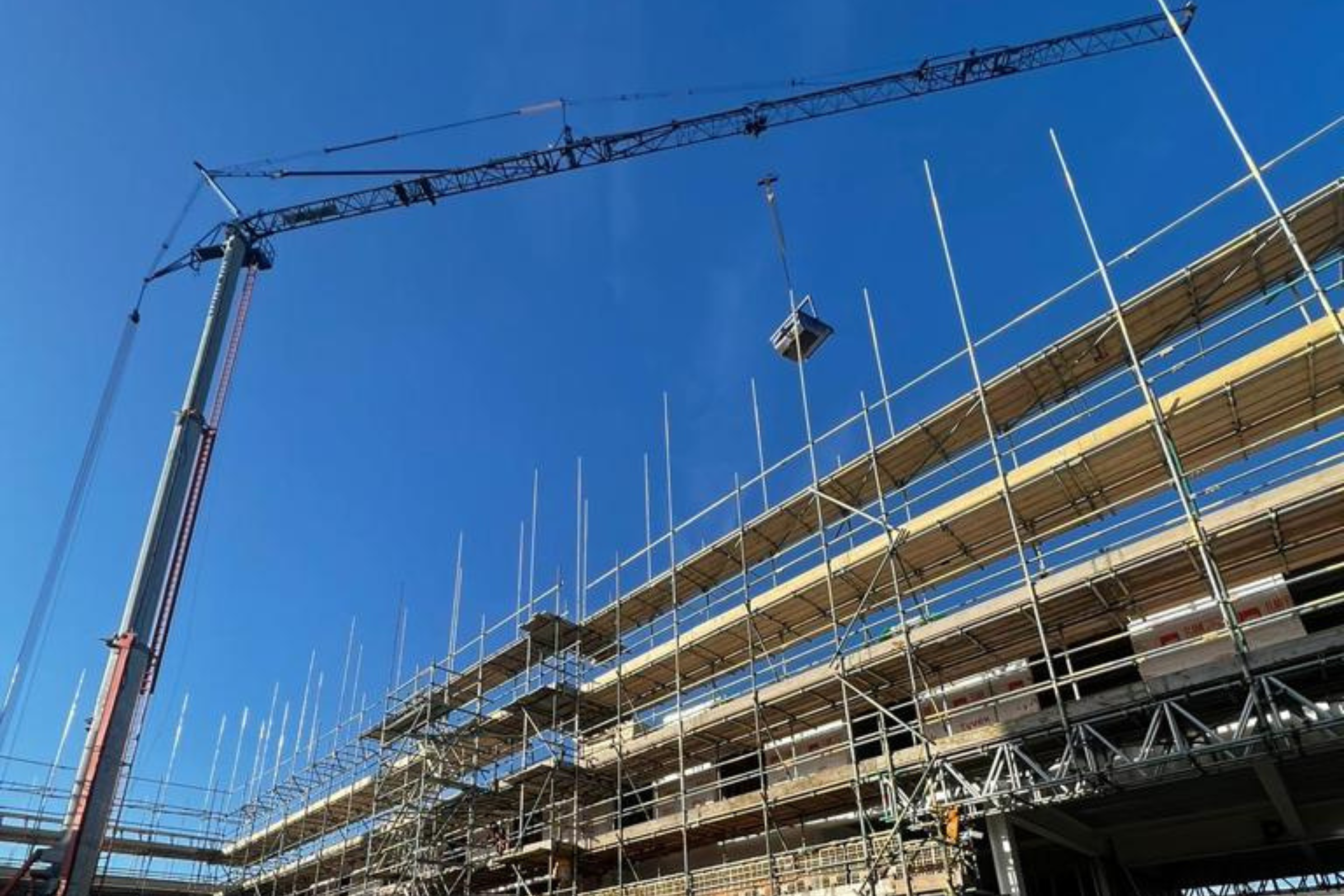 self erecting crane supplier self erecting tower crane supplied by mantis cranes to premier inn