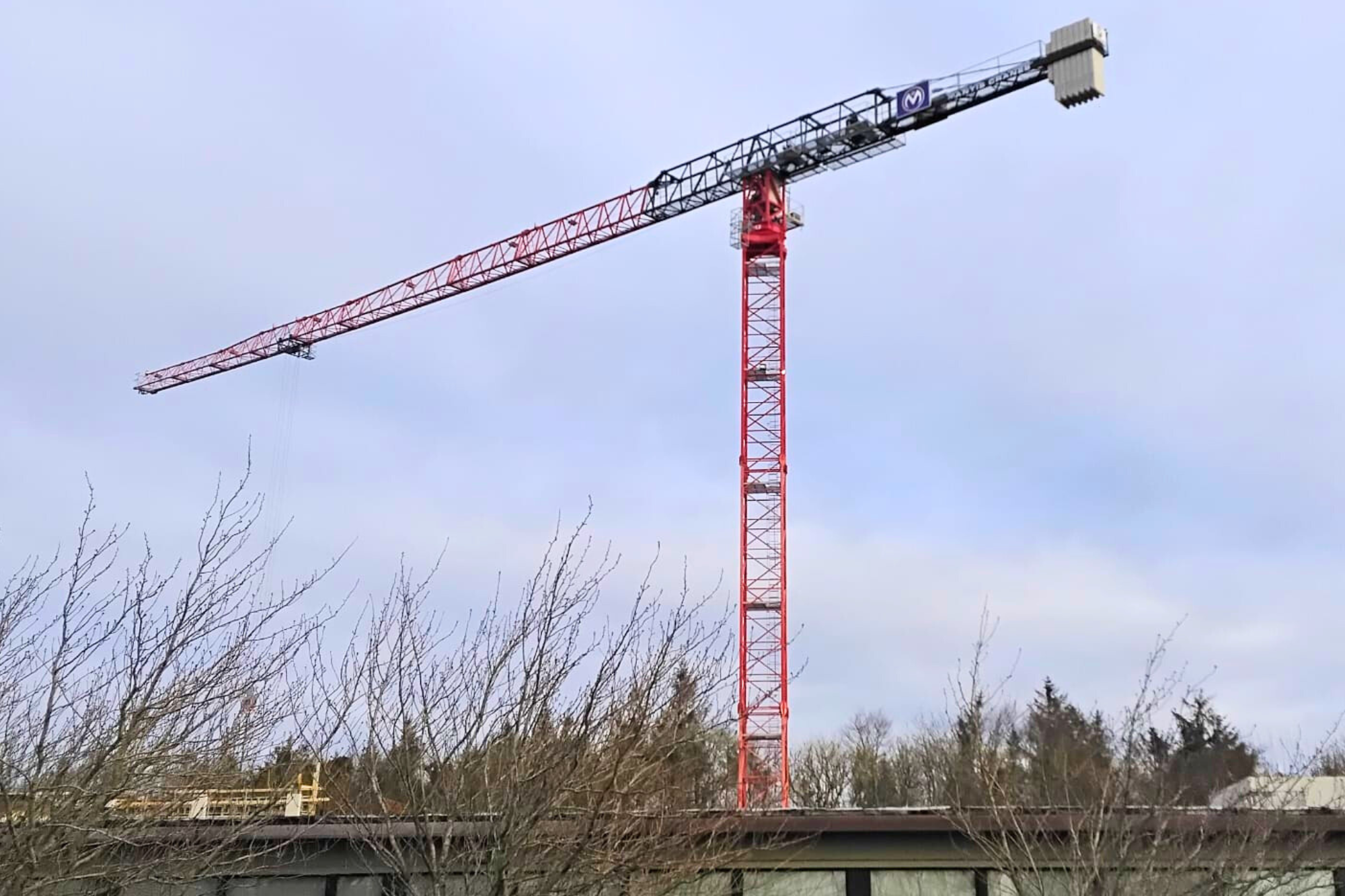 A photo of a Mantis Cranes tower crane