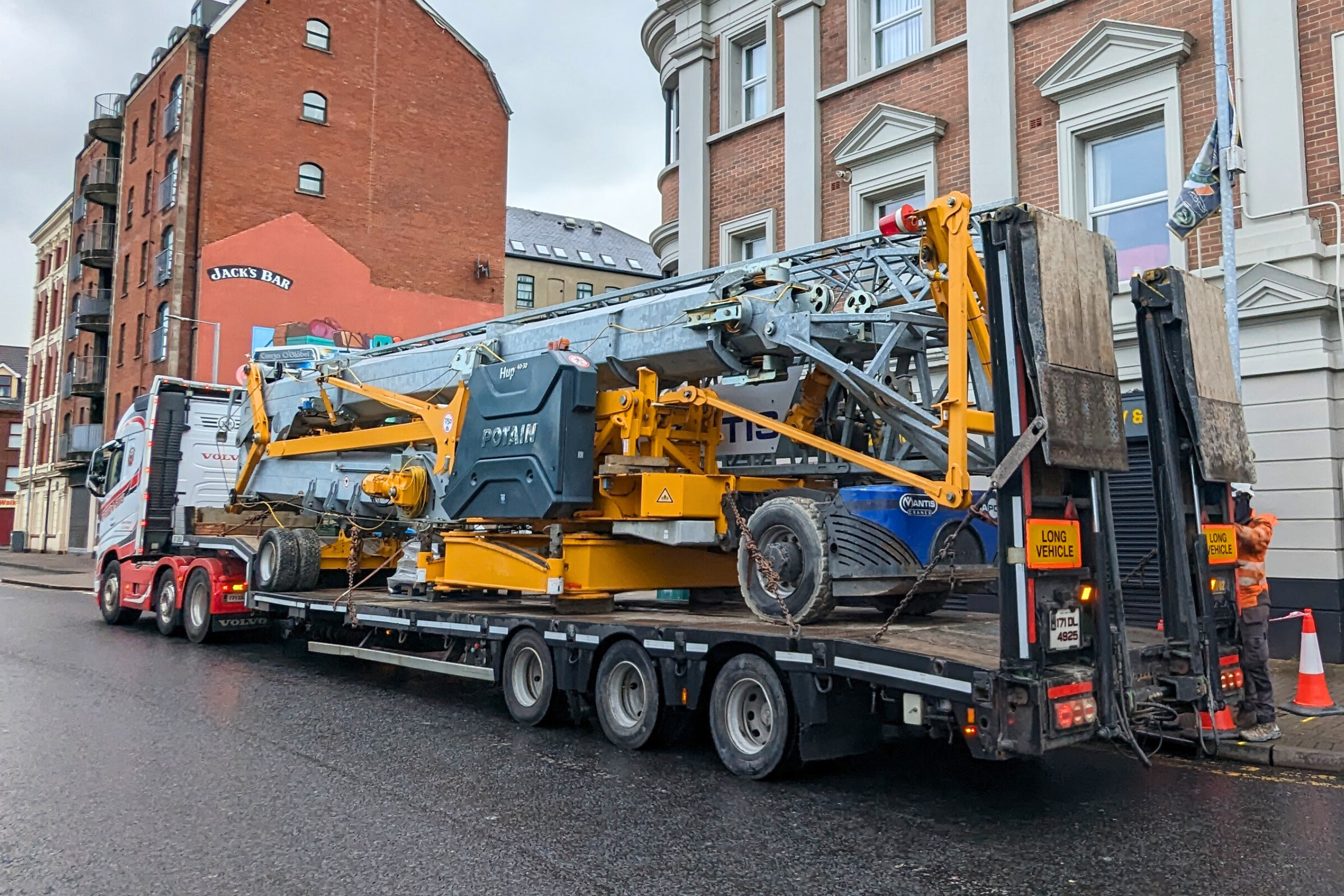 potain-hup-40-30 a photo of a potain hub 40 30 self erector
