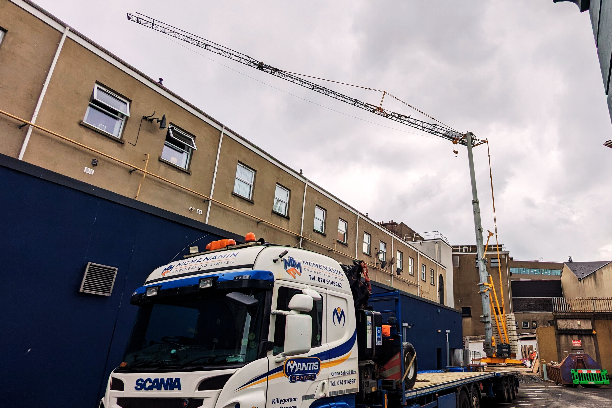 potain-self-erector a photo of a potain self erecting tower crane installed by mantis cranes