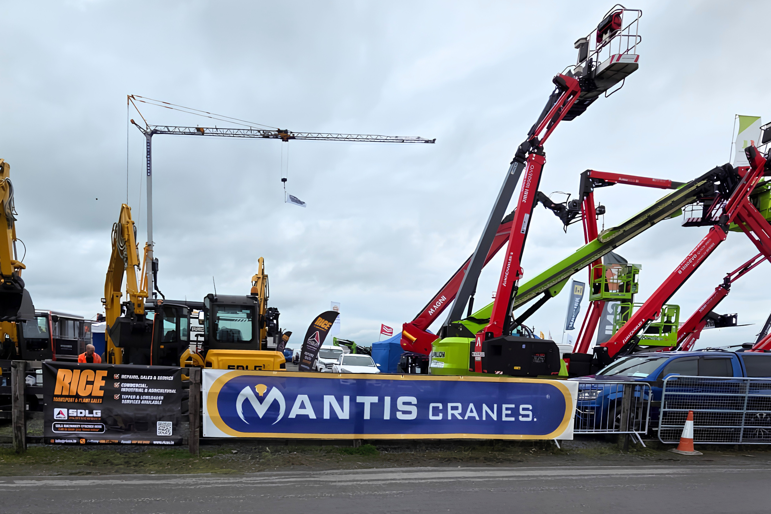 self-erecting-cranes a photo of the mantis cranes stand at ICE Expo